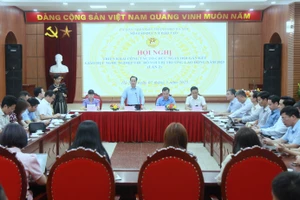 Giám đốc Sở GD&ĐT Hà Nội Trần Thế Cương thông tin tại hội nghị.