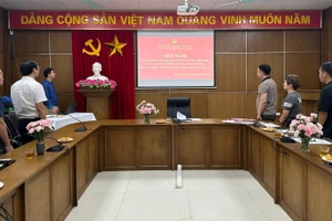 Các đảng viên thực hiện nghi thức chào cờ.