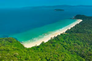 Một bãi tắm ở huyện đảo Cô Tô.