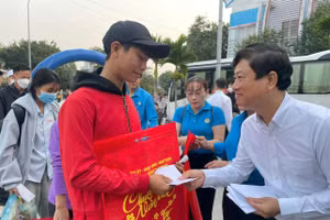 Chủ tịch UBND tỉnh Bình Dương Võ Văn Minh lì xì cho công nhân trước khi về quê ăn Tết.