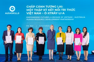 Bà Gillian Bird - Đại sứ Australia tại Việt Nam trao tặng chứng nhận cho các đối tác Việt Nam.