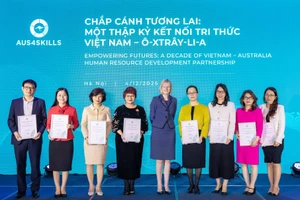 Bà Gillian Bird - Đại sứ Australia tại Việt Nam trao tặng chứng nhận cho các đối tác Việt Nam.