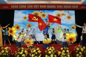 Tiết mục văn nghệ của giáo viên, học sinh quận Hoàn Kiếm hưởng ứng ngày hội toàn dân bảo vệ an ninh Tổ quốc