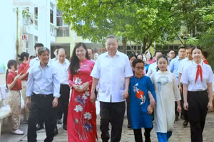 Tổng Bí thư Tô Lâm thăm và tặng quà học sinh các trường chuyên biệt tại Hà Nội.