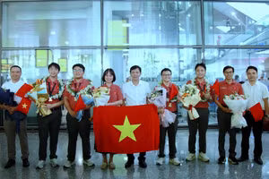 Bộ GD&ĐT đón đội tuyển Olympic Hóa học quốc tế về nước với thành tích xuất sắc