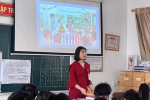 Cô giáo Lê Thị Thẩm trong một tiết học.