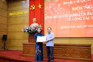 Ông Quản Minh Cường, Bí thư Tỉnh ủy Quảng Ninh trao quyết định điều động, phân công và bổ nhiệm cho bà Nguyễn Thị Hạnh.