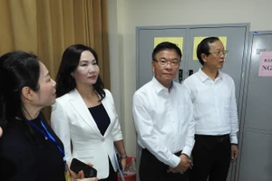 Phó Thủ tướng Lê Thành Long kiểm tra tại điểm thi Trường THPT Hòn Gai, TP Hạ Long.