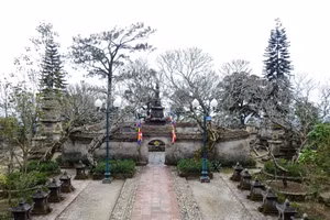 Tháp Huệ Quang và vườn tháp Tổ trong Khu di tích Yên Tử. 