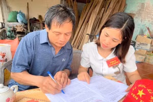 Thành viên tổ công tác xã Canh Tân, huyện Hưng Hà để lấy ý kiến Nhân dân.