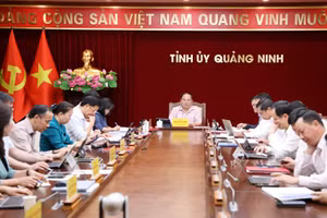 Ông Quản Minh Cường, Bí thư Tỉnh ủy Quảng Ninh chủ trì và kết luận hội nghị giao ban Thường trực Tỉnh ủy.