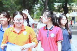 Thí sinh hoàn thành bài thi môn Toán sáng 8/6.