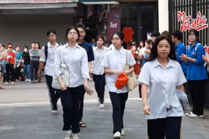 Các thí sinh tại điểm thi Trường THCS Nguyễn Du (quận Hoàn Kiếm).