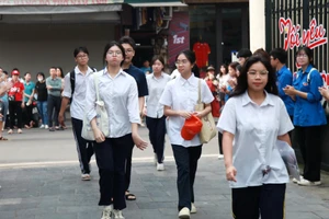 Các thí sinh tại điểm thi Trường THCS Nguyễn Du (quận Hoàn Kiếm).
