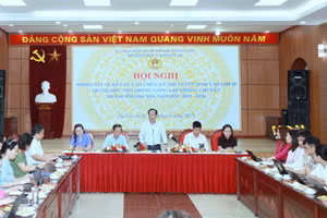 Giám đốc Sở GD&ĐT Hà Nội Trần Thế Cương chủ trì hội nghị.