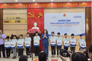 Phó Chủ tịch nước Võ Thị Ánh Xuân và Bí thư Tỉnh ủy Quản Minh Cường tặng quà cho các cháu tại Trung tâm trợ giúp xã hội tỉnh Quảng Ninh (cơ sở 2).