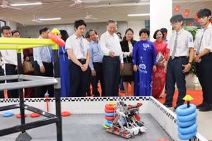 Tổng Bí thư Tô Lâm đến thăm và trao tặng phòng thực hành STEM cho Trường THPT chuyên Hà Nội - Amsterdam vào tháng 5/2025.