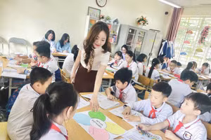 Cô trò Trường Tiểu học Quang Trung, phường Hạ Long trong một tiết học.