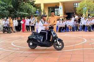 Cán bộ Đội CSGT đường bộ số 2 hướng dẫn kỹ năng điều khiển xe an toàn cho học sinh.