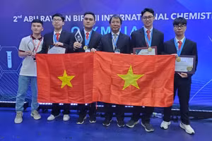 Em Trịnh Việt Hoàng (đứng thứ 2, từ trái qua), Trường THPT chuyên Hạ Long (Quảng Ninh) và các bạn trong đội tuyển dự thi tại Olympic Hóa học quốc tế Abu Rayhan-Biruni 2025.