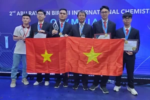 Em Trịnh Việt Hoàng (đứng thứ 2, từ trái qua), Trường THPT chuyên Hạ Long (Quảng Ninh) và các bạn trong đội tuyển dự thi tại Olympic Hóa học quốc tế Abu Rayhan-Biruni 2025.