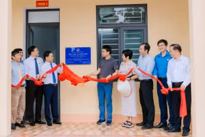 Các đại biểu thực hiện nghi thức cắt băng khánh thành công trình.