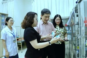 Phó Chủ tịch UBND quận Hoàn Kiếm Nguyễn Quốc Hoàn kiểm tra tủ thuốc, dụng cụ y tế tại điểm thi trường THCS Ngô Sĩ Liên.