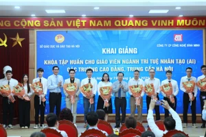 Giám đốc Sở GD&ĐT Hà Nội Trần Thế Cương tặng hoa chúc mừng các giảng viên của khóa học.