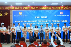 Giám đốc Sở GD&ĐT Hà Nội Trần Thế Cương tặng hoa chúc mừng các giảng viên của khóa học.