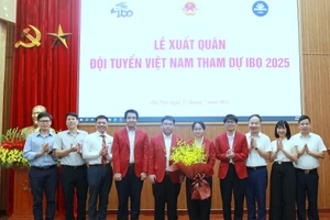 Lãnh đạo Cục Quản lý chất lượng tặng hoa chúc mừng các thầy cô giáo và học sinh.