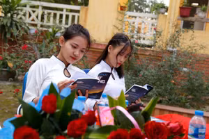 Học sinh Trường THPT số 2 Bảo Thắng (Lào Cai) đọc sách.