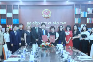 Cục trưởng Cục Hợp tác quốc tế Nguyễn Thu Thủy, ông Leo Mian Liu cùng thành viên hai bên chụp ảnh lưu niệm.