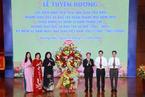 Lãnh đạo Sở GD&ĐT Hà Nội tặng hoa chúc mừng ngành GD-ĐT quận Hoàng Mai.