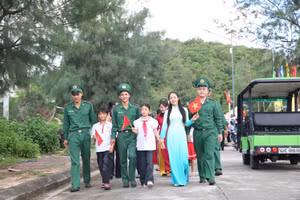 Cô trò điểm trường thôn đảo Trần, đặc khu Cô Tô cùng cán bộ chiến sỹ trong ngày khai giảng năm học 2025 - 2026.