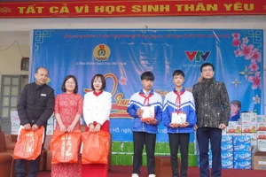 Chủ tịch Công đoàn Giáo dục Việt Nam Nguyễn Ngọc Ân tặng quà cho các thầy cô giáo và các em học sinh.