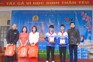 Chủ tịch Công đoàn Giáo dục Việt Nam Nguyễn Ngọc Ân tặng quà cho các thầy cô giáo và các em học sinh.