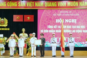 Học viện An ninh nhân dân đón nhận huân chương lao động hạng Ba.