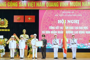 Học viện An ninh nhân dân đón nhận huân chương lao động hạng Ba.