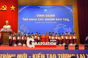 Các thủ khoa được vinh danh.