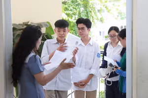 Thí sinh làm thủ tục đăng ký dự thi tại Điểm thi Trường THCS Lĩnh Nam (quận Hoàng Mai, Hà Nội).