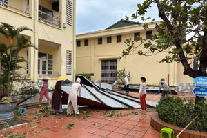 Một trường học trên địa bàn TP Hạ Long bị thổi bay mái tôn.