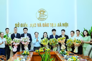 Lãnh đạo Sở GD&ĐT Hà Nội tặng hoa động viên đội tuyển. 