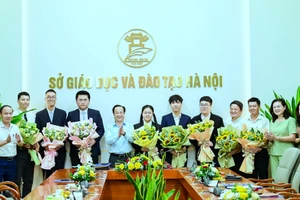 Lãnh đạo Sở GD&ĐT Hà Nội tặng hoa động viên đội tuyển. 