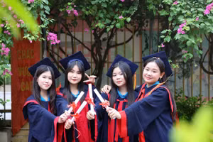 Học sinh Trường THCS Nguyễn Trãi A hân hoan trong ngày tổng kết năm học.