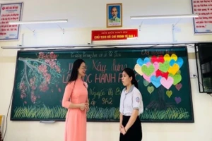 Cô Nguyễn Thị Bích Thành với dự án xây dựng lớp học hạnh phúc.