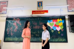 Cô Nguyễn Thị Bích Thành với dự án xây dựng lớp học hạnh phúc.