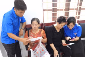 Tình nguyện viên hỗ trợ người dân tại Trung tâm phục vụ hành chính công phường Phố Hiến. 