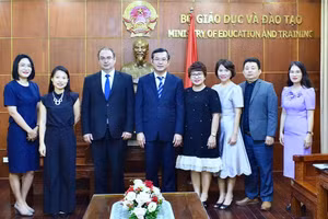 Thứ trưởng Nguyễn Văn Phúc, ngài Nicolas Mainetti và các thành viên hai bên tại buổi tiếp.