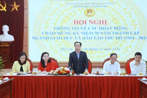 Giám đốc Sở GD&ĐT Hà Nội Trần Thế Cương chủ trì hội nghị.