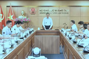 Thứ trưởng Bộ GD&ĐT Nguyễn Văn Phúc chủ trì cuộc họp.